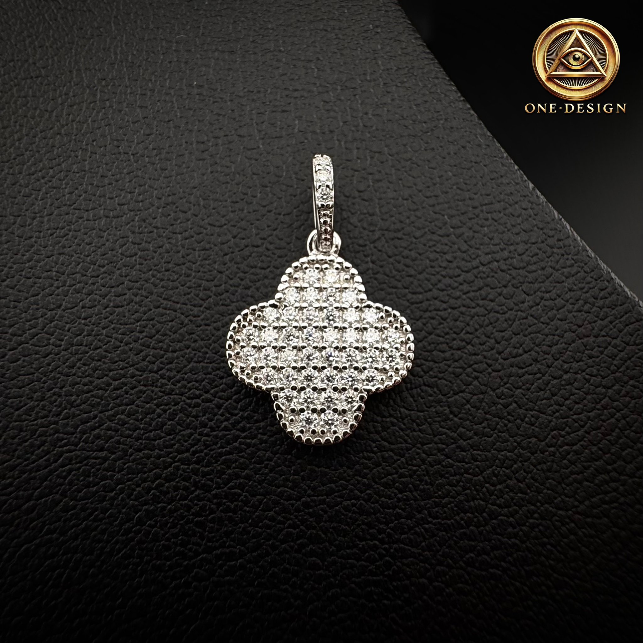 Moissanite clover