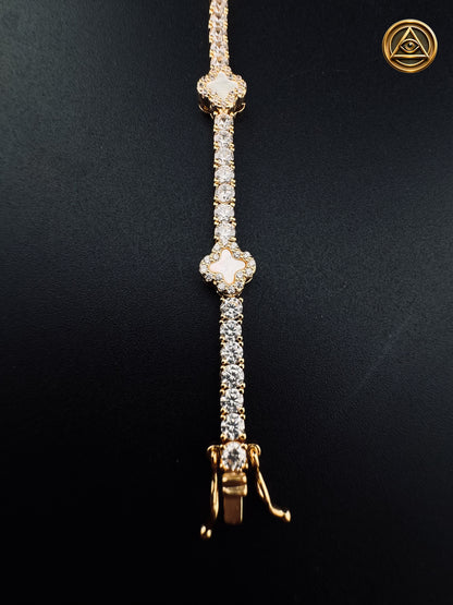 WHITE SHINY CLOVER BRACELET — Pulsera Trébol Perlado 8MM