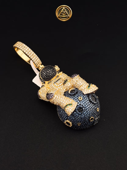 ASTRONAUT PENDANT — Dije Astronauta Iced