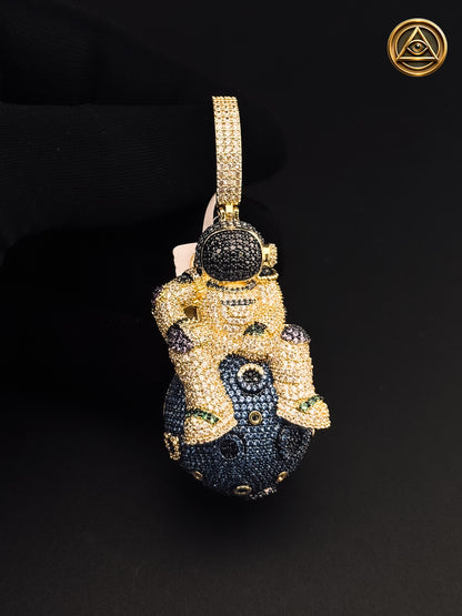 ASTRONAUT PENDANT — Dije Astronauta Iced