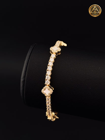 WHITE SHINY CLOVER BRACELET — Pulsera Trébol Perlado 8MM