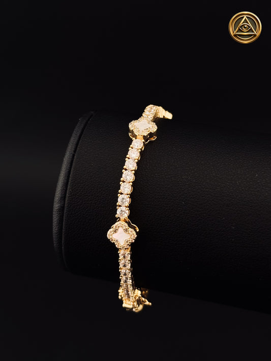 WHITE SHINY CLOVER BRACELET — Pulsera Trébol Perlado 8MM